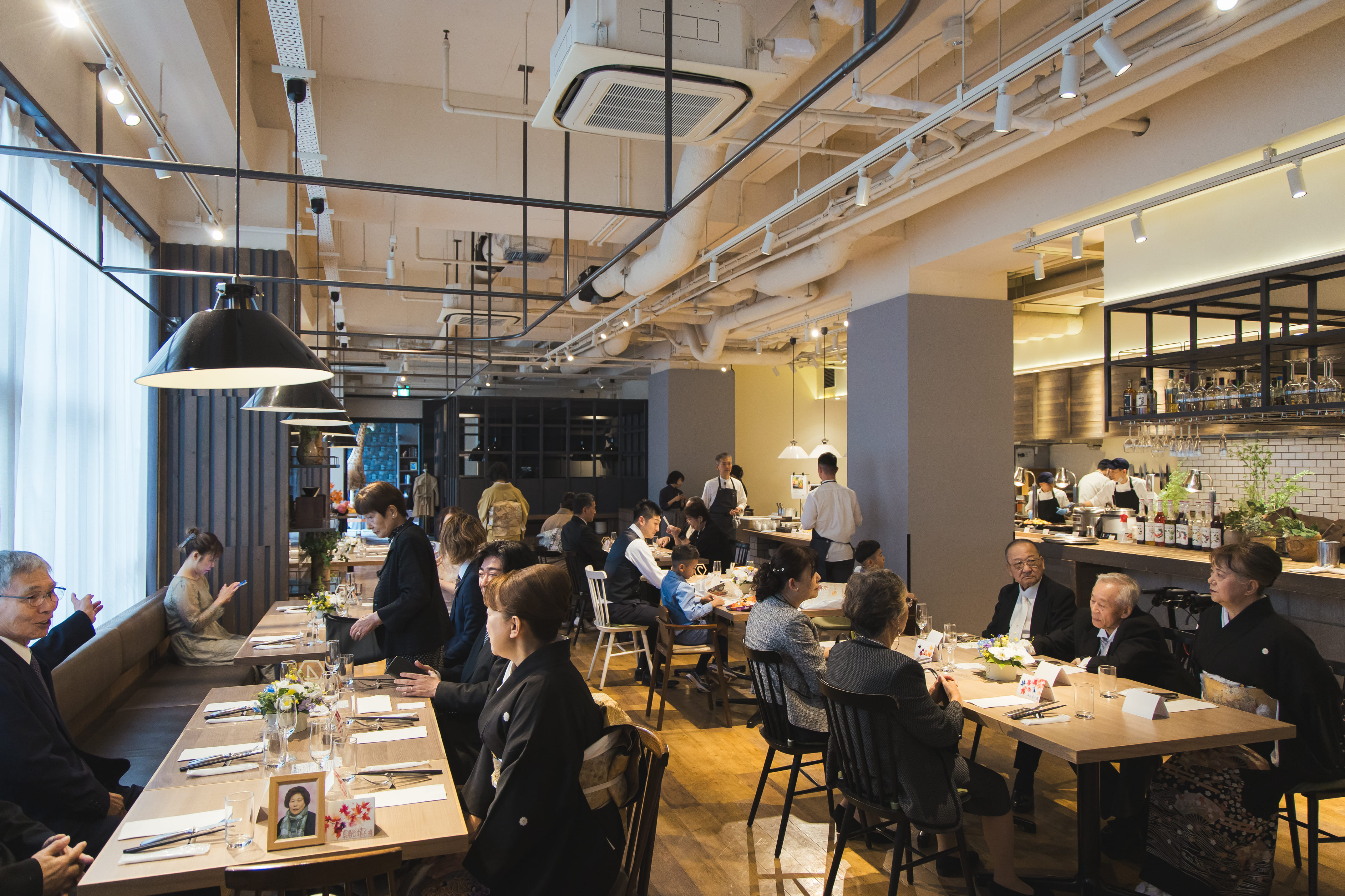 ご結婚式後のご会食風景