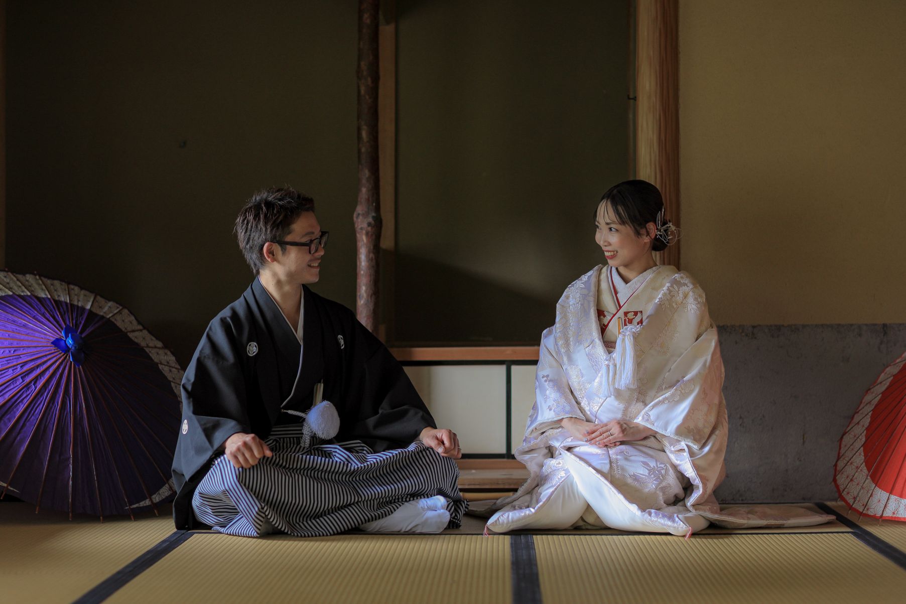 茶室で正座の写真