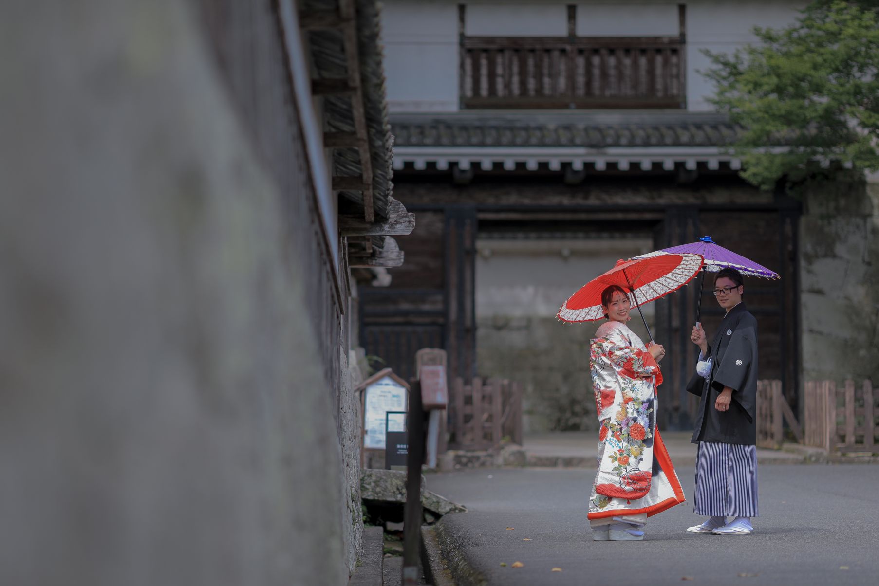 門の前で振り向くお2人