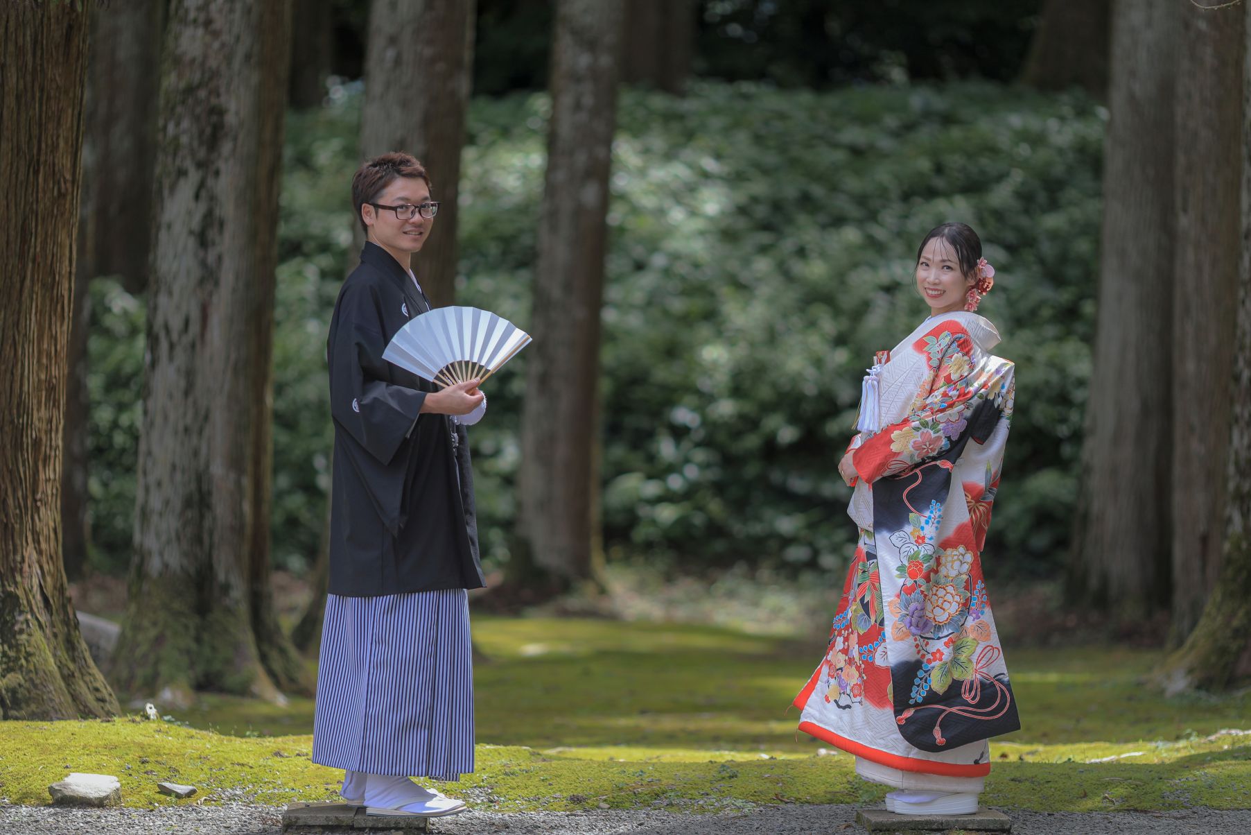 飫肥杉を背景に撮影