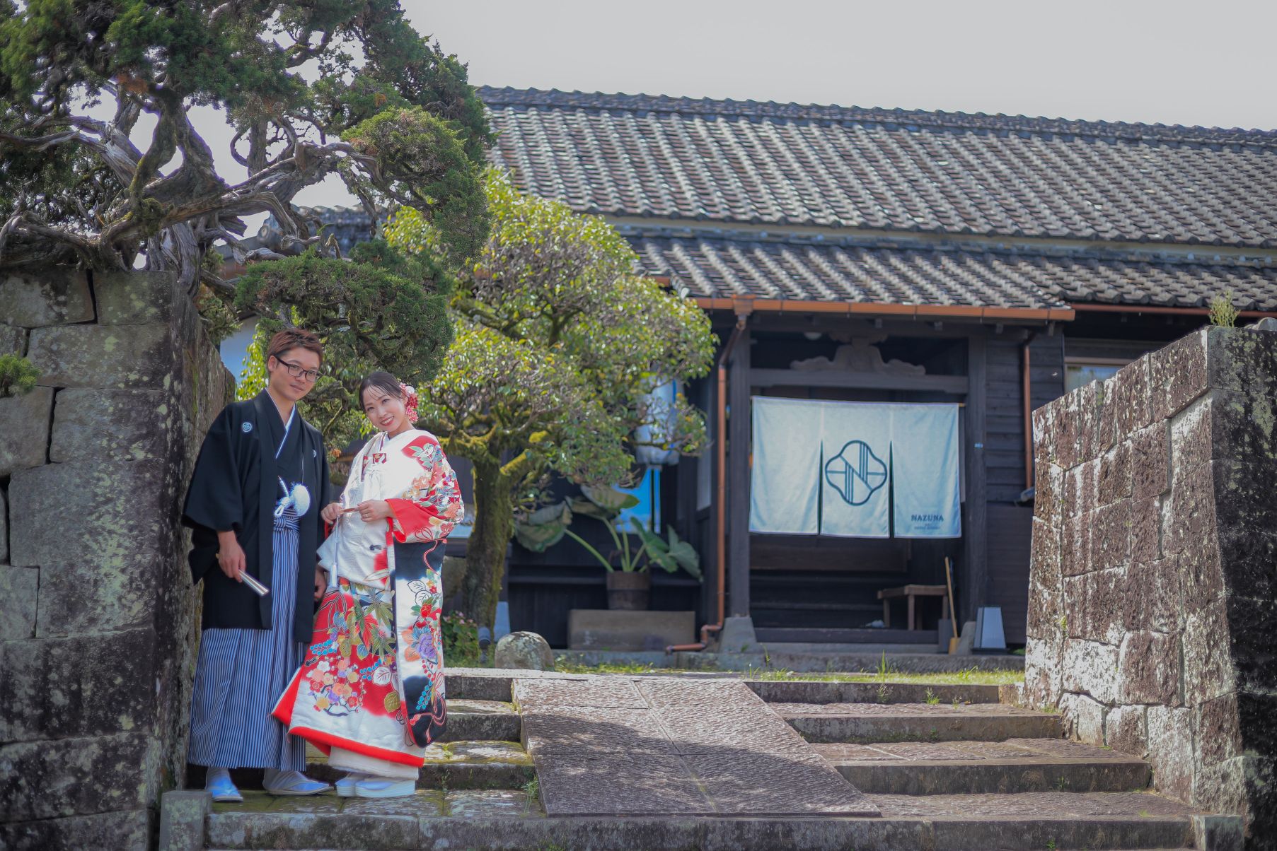 お仕度をした旅館前での写真①