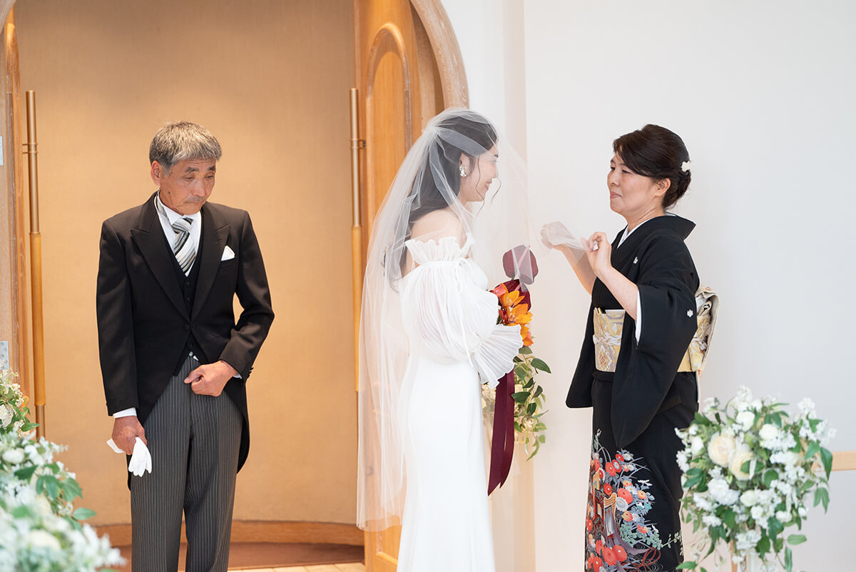 小さな結婚式 新潟チャペル　お母様からのベールダウン