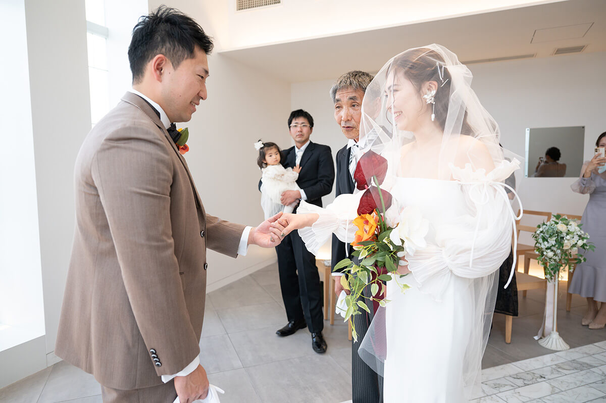 小さな結婚式 新潟チャペル　父から新郎へバトンタッチ