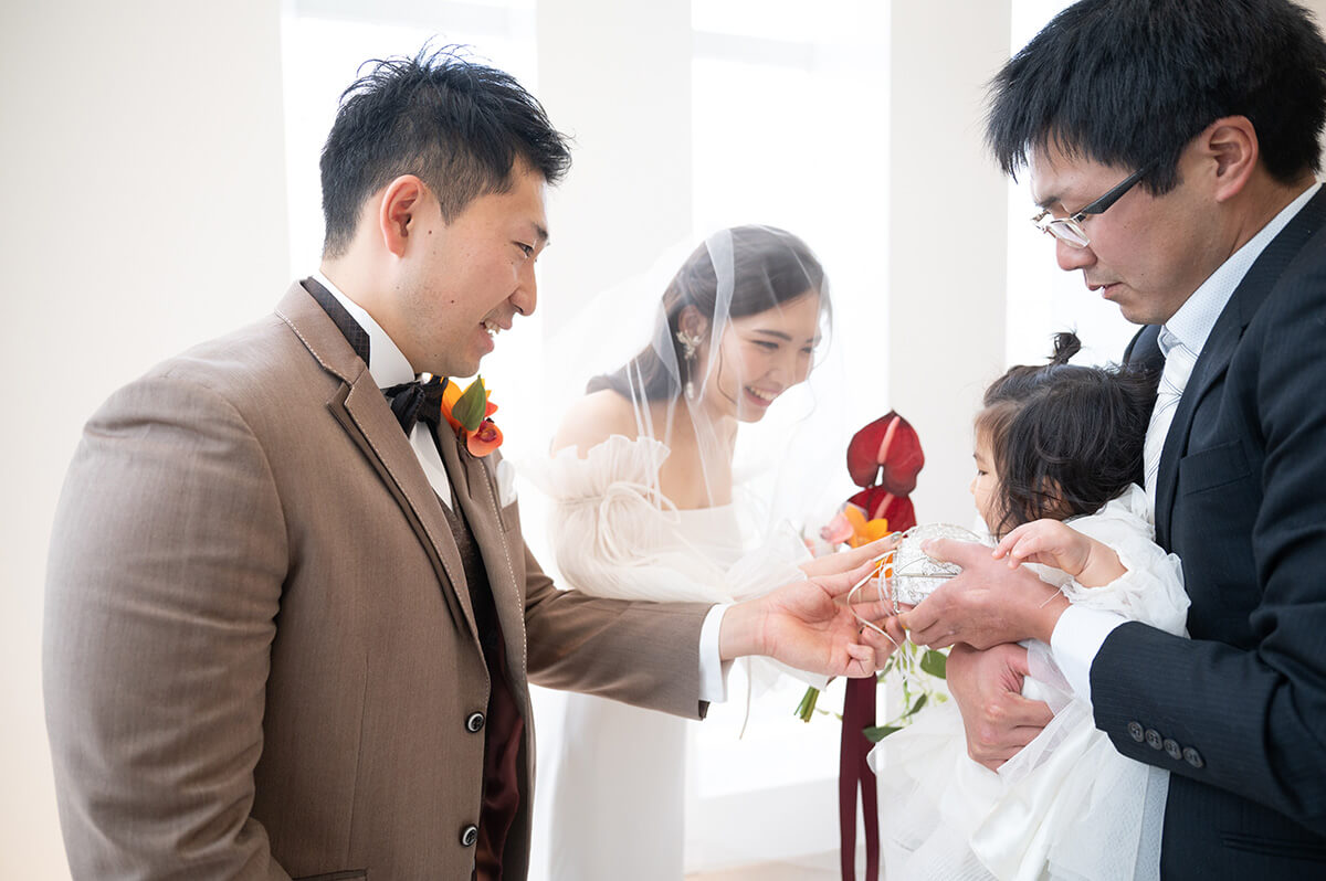 小さな結婚式 新潟チャペル　かわいいリングガールから指輪を受け取る場面