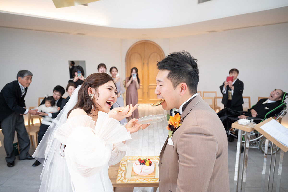 小さな結婚式 新潟チャペル　チャペルでファーストバイト
