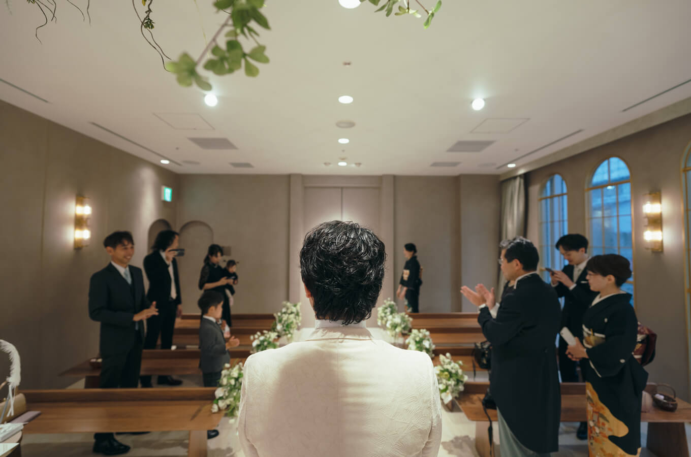 入場を待つ新郎様