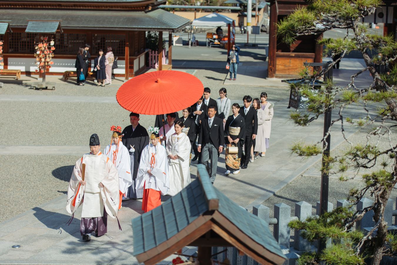 伊豫豆比古命神社　椿祷殿(椿神社)にて結婚式を挙げられたお客様の写真　参進している写真