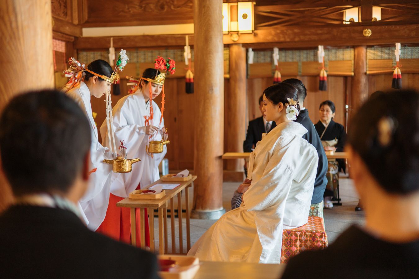伊豫豆比古命神社　椿祷殿(椿神社)にて結婚式を挙げられたお客様の写真　神殿の中でお式を執り行っている写真