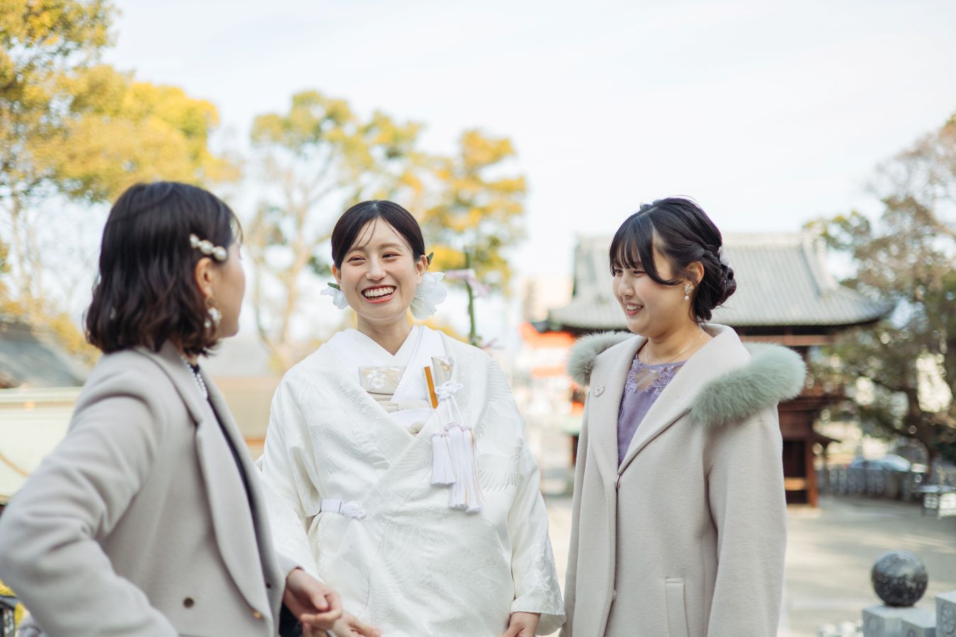 伊豫豆比古命神社　椿祷殿(椿神社)にて結婚式を挙げられたお客様の写真　ご友人様と楽しく談笑している白無垢姿の新婦様