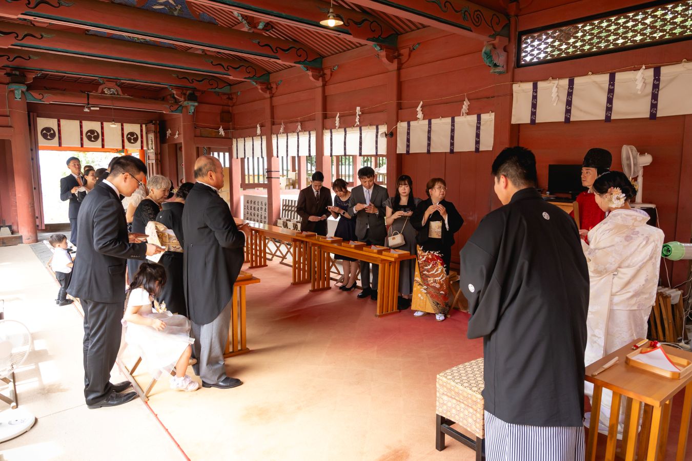 伊佐爾波神社で結婚式を挙げられたお客様の写真　家族固めの盃を行う新郎新婦様とご家族様
