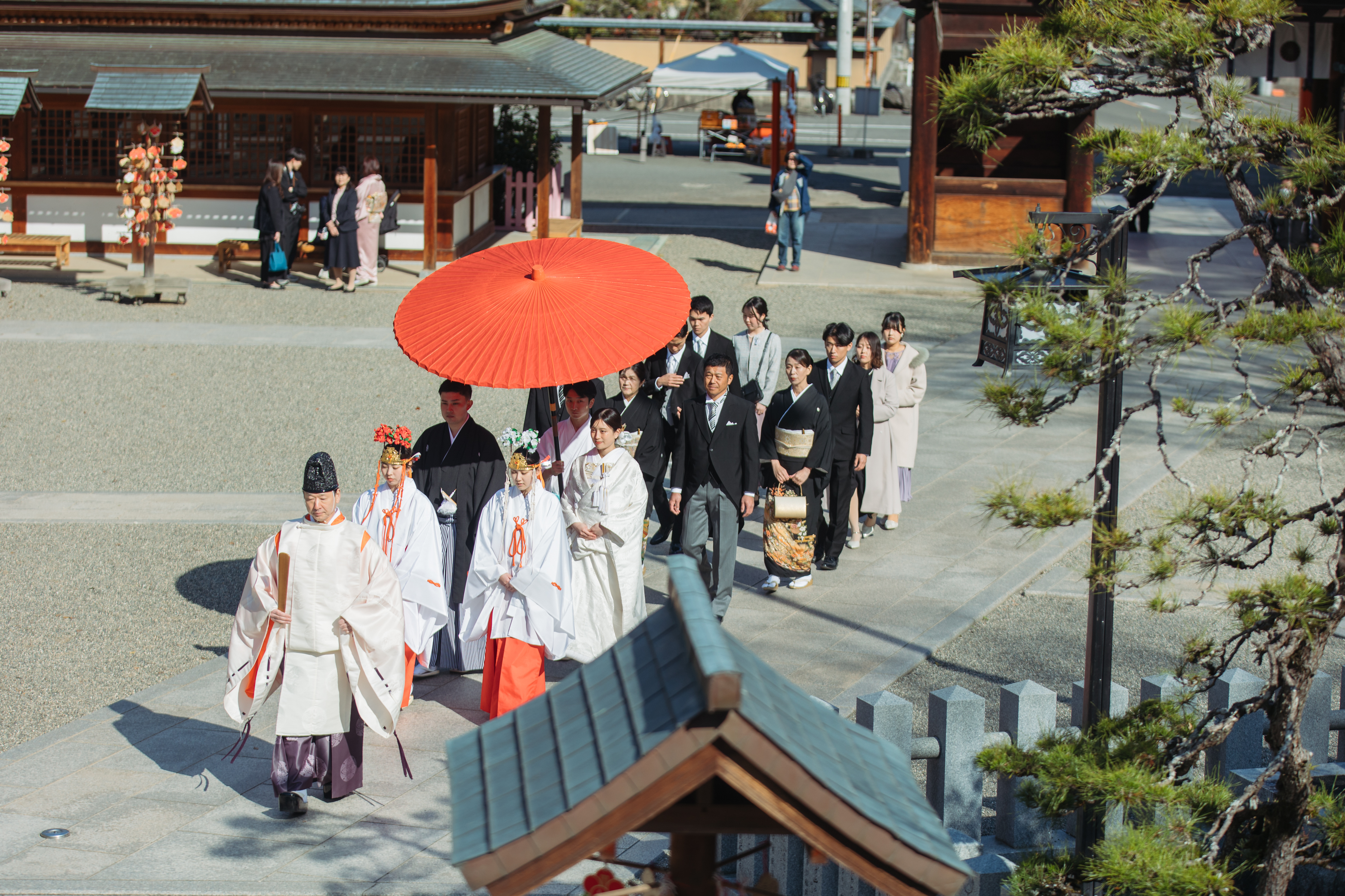 伊豫豆比古命神社 椿祷殿（椿神社）で挙げられたお客様の結婚式参進している写真