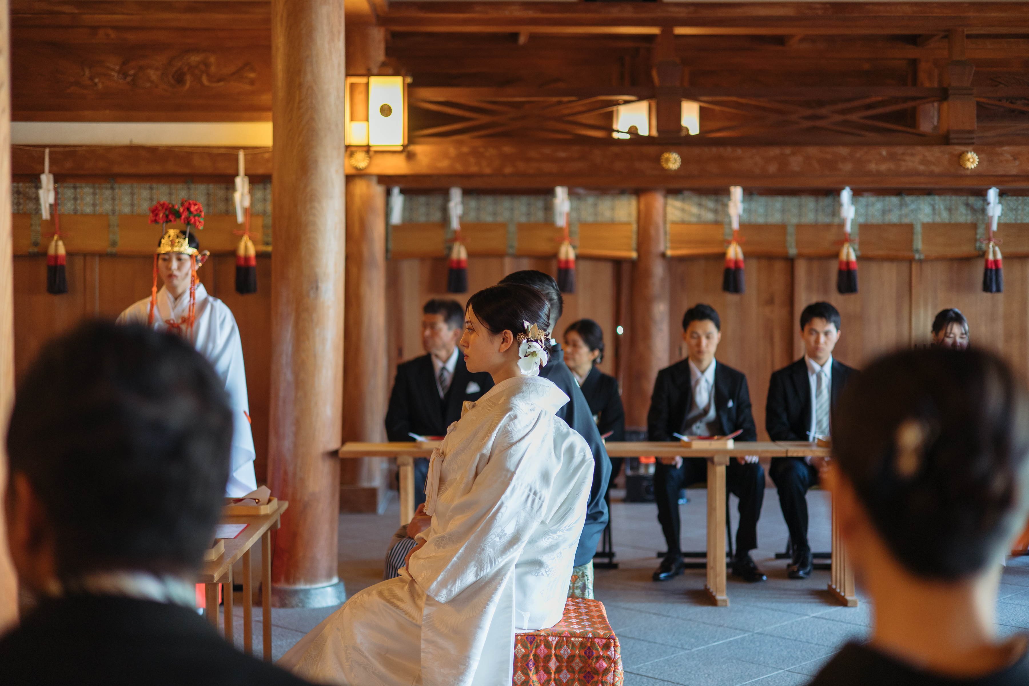 伊豫豆比古命神社 椿祷殿（椿神社）で挙げられたお客様の結婚式神殿の中でお式を執り行っている写真