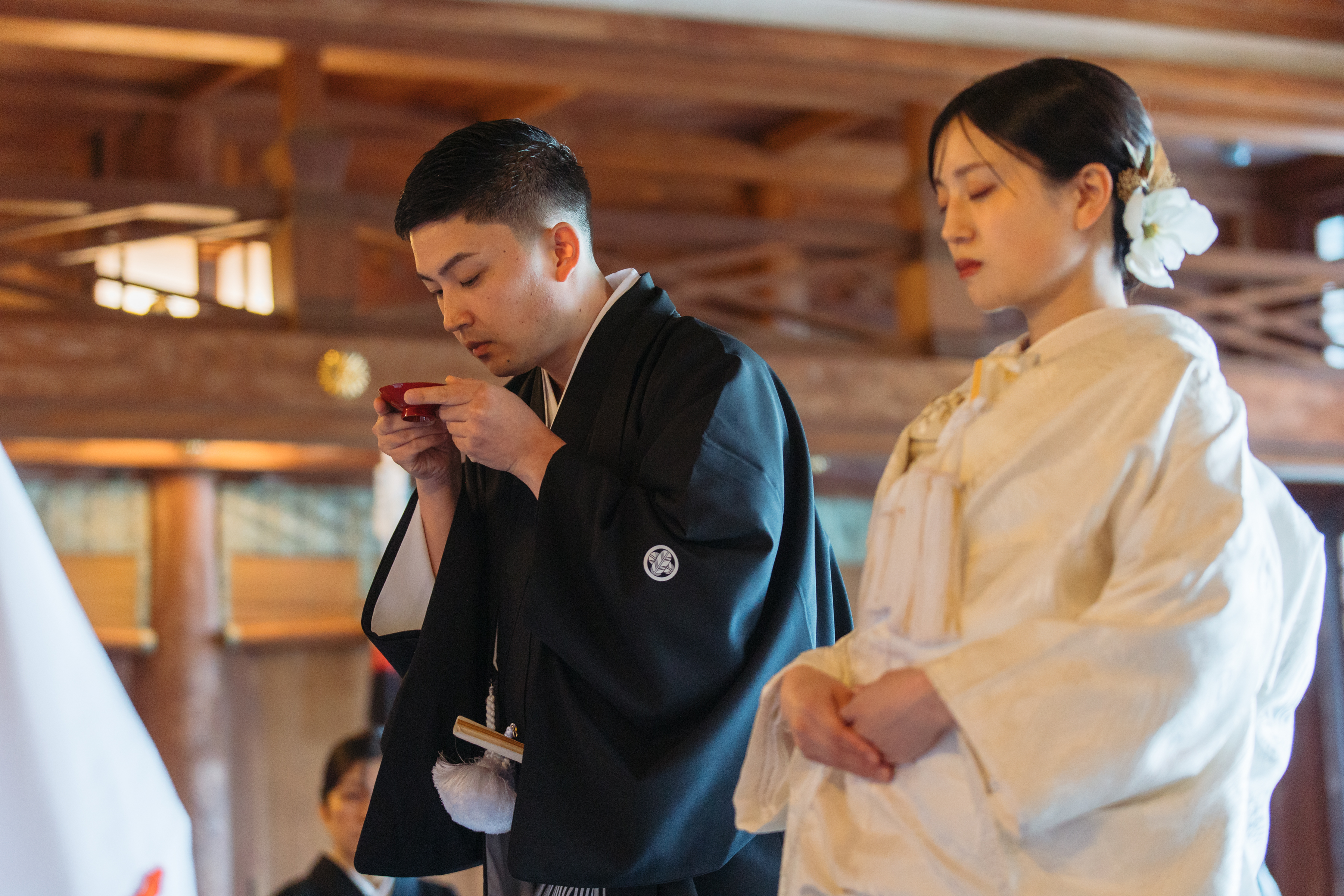 伊豫豆比古命神社 椿祷殿（椿神社）三々九度をする紋付袴白無垢を着た新郎新婦