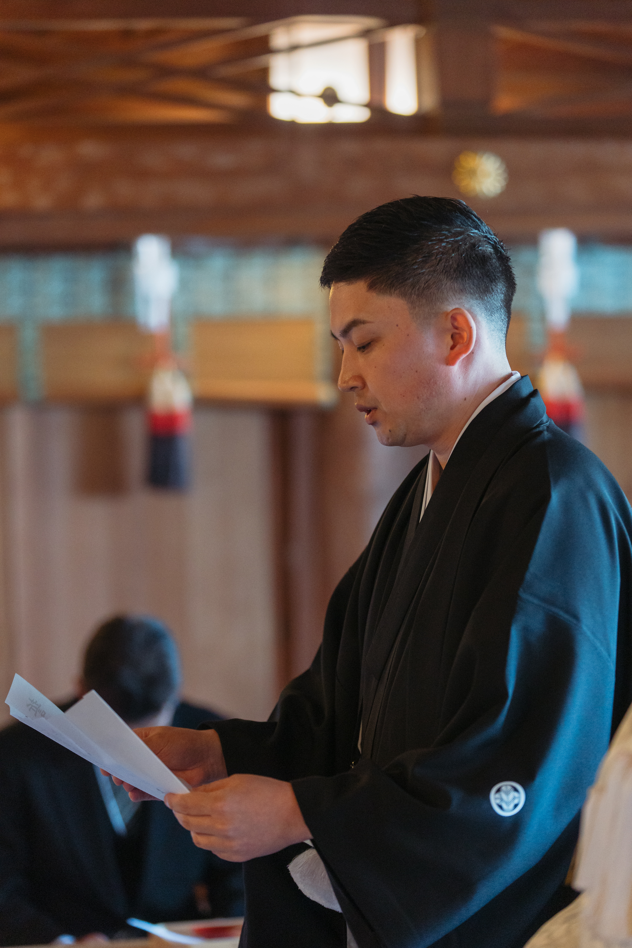 伊豫豆比古命神社 椿祷殿（椿神社）で挙げられたお客様の結婚式誓いの言葉を読んでいる紋付袴を着た新郎様