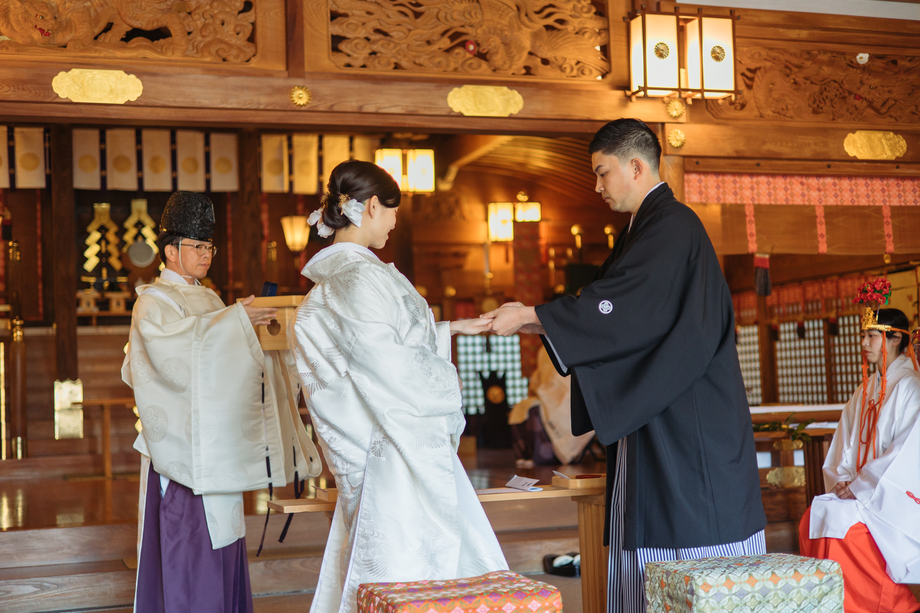 伊豫豆比古命神社 椿祷殿（椿神社）で挙げられたお客様の結婚式指輪の交換をする紋付袴白無垢姿の新郎新婦様