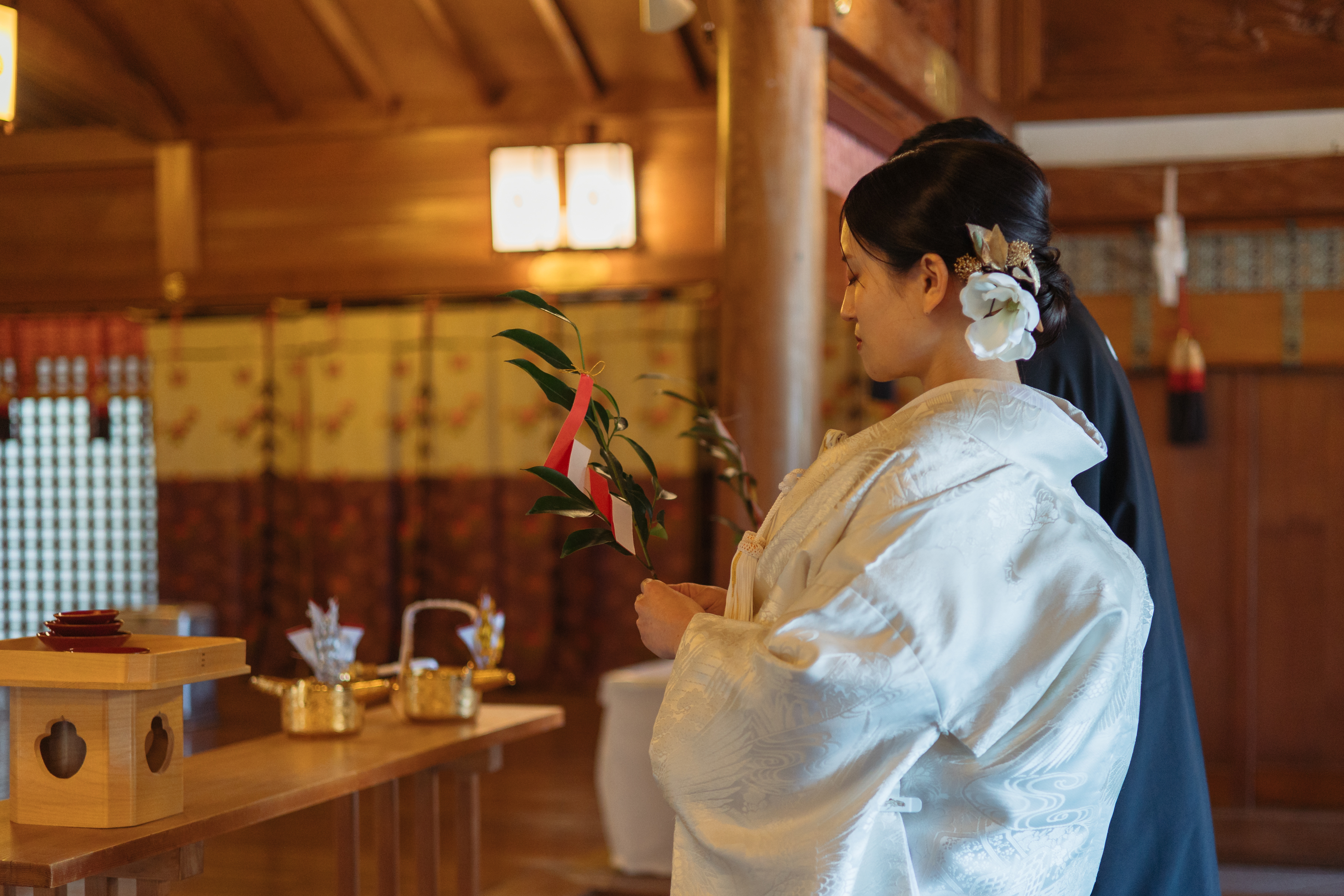 伊豫豆比古命神社 椿祷殿（椿神社）で挙げられたお客様の結婚式玉串奉奠をしている紋付袴白無垢姿の新郎新婦様