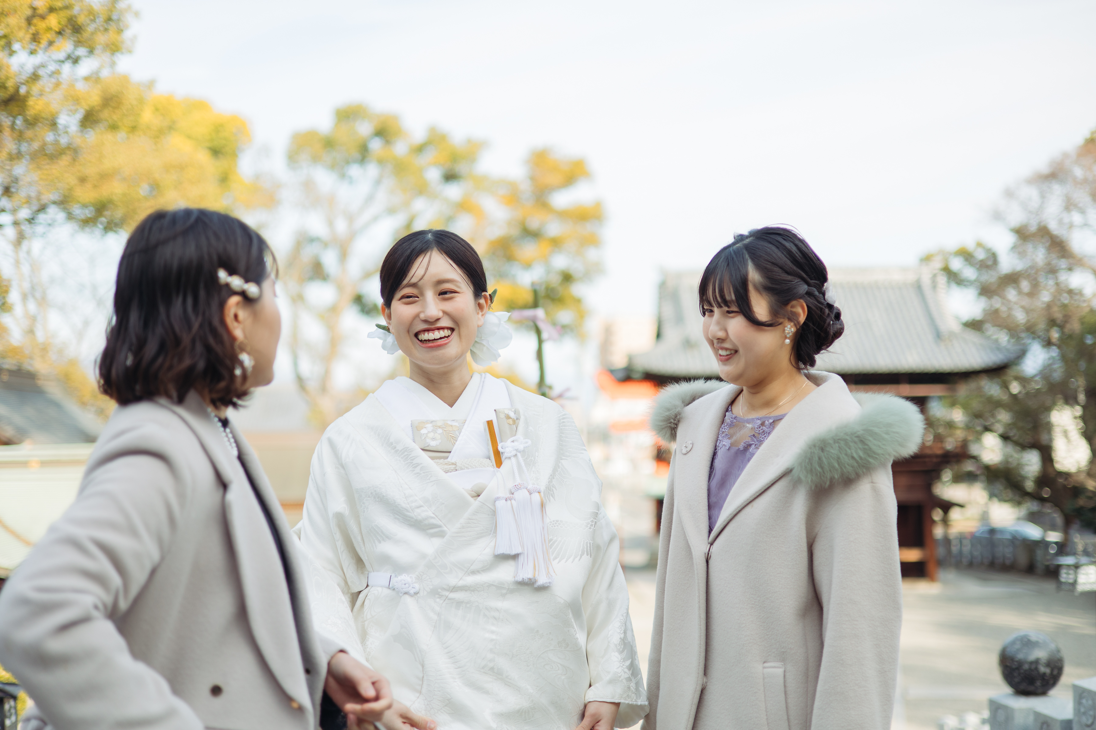伊豫豆比古命神社 椿祷殿（椿神社）で挙げられたお客様の結婚式ご友人様と楽しく談笑している白無垢姿の新婦様