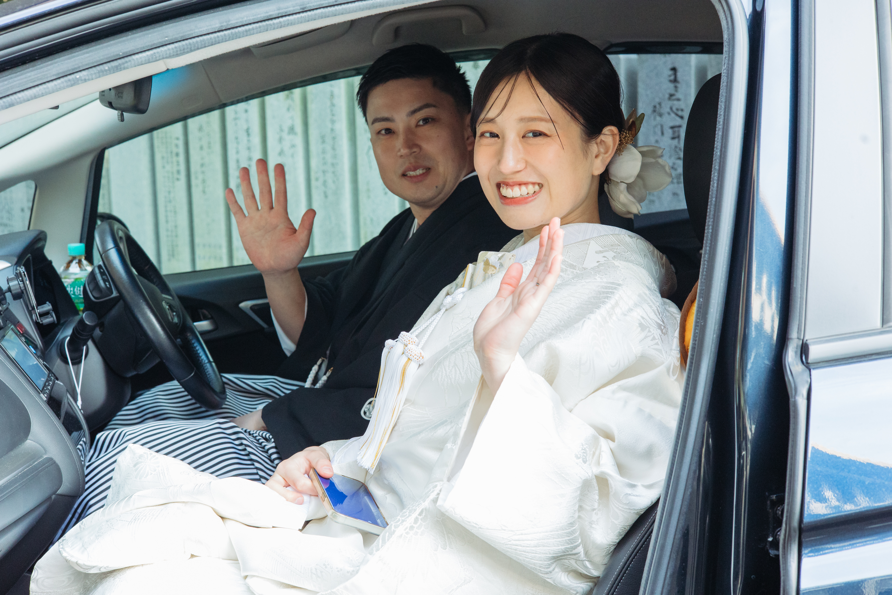 伊豫豆比古命神社 椿祷殿（椿神社）で挙げられたお客様の結婚式　お車でお帰りになる紋付袴白無垢姿の新郎新婦様