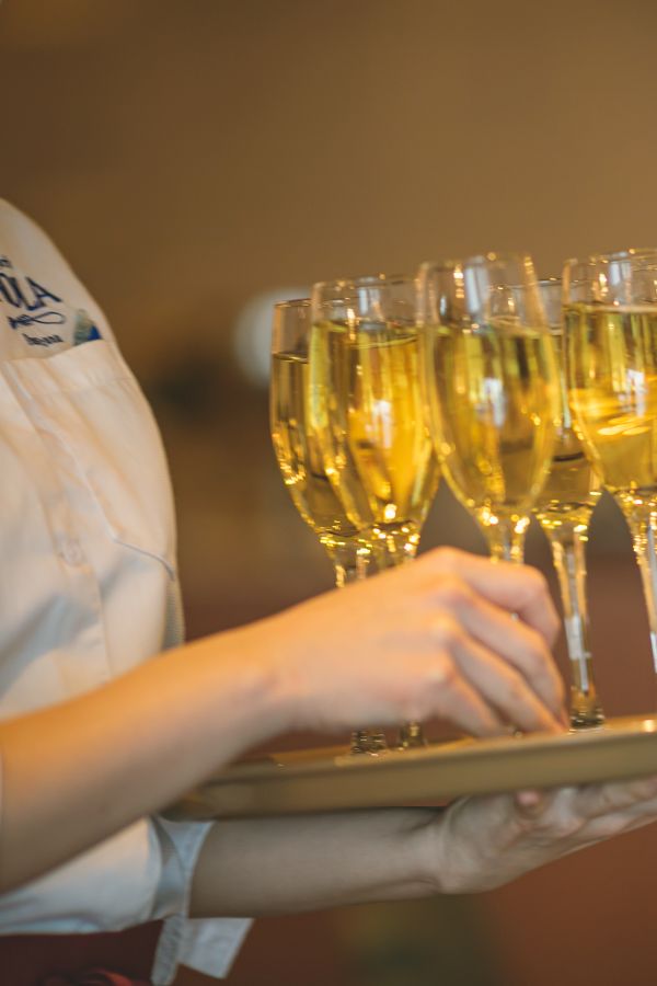 Trattoria Violaでお食事をされたお客様のお写真　乾杯はシャンパンで華やかな一日を彩ります