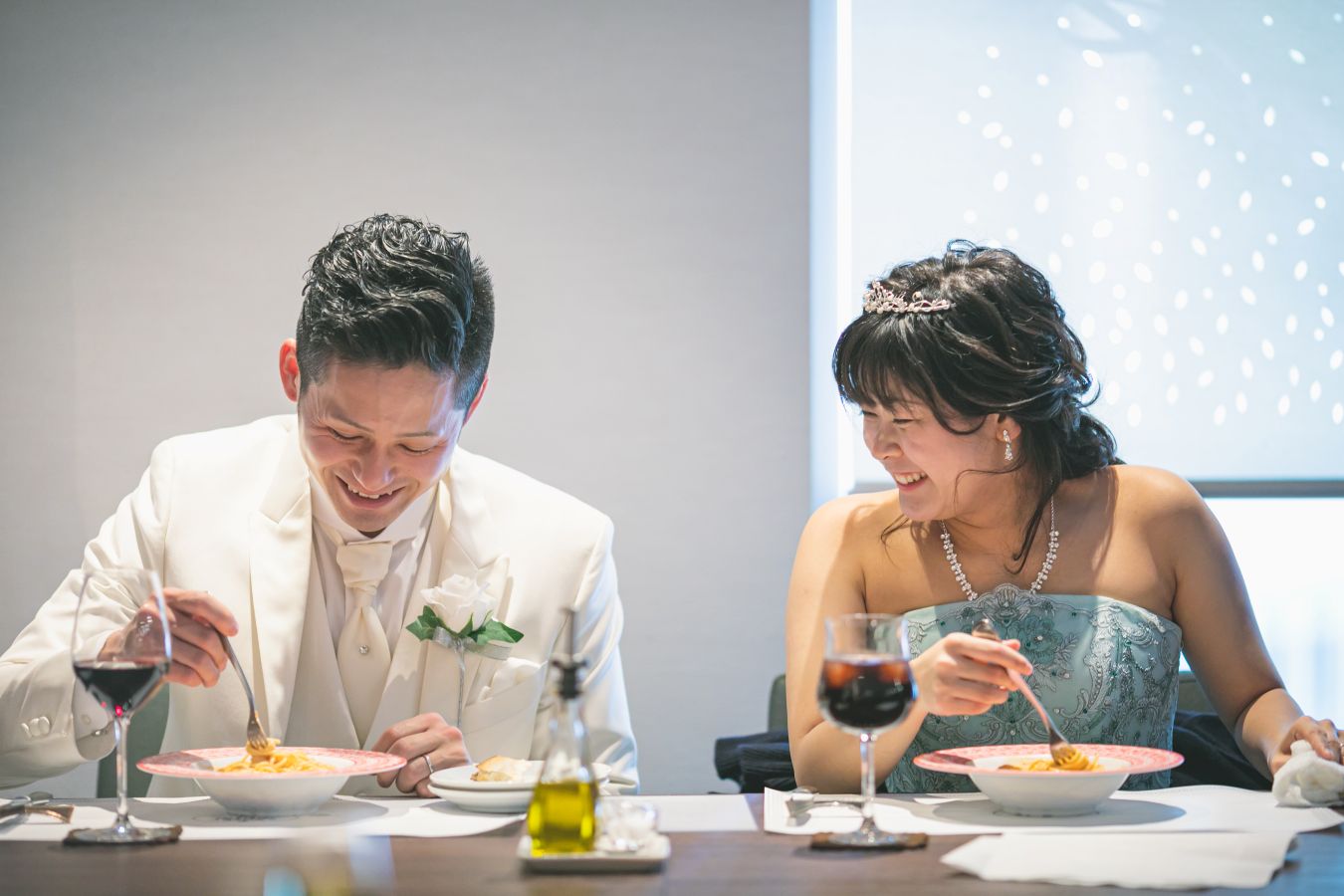 Trattoria Violaでお食事をされたお客様のお写真　楽しそうにお話されながらお食事される新郎新婦様