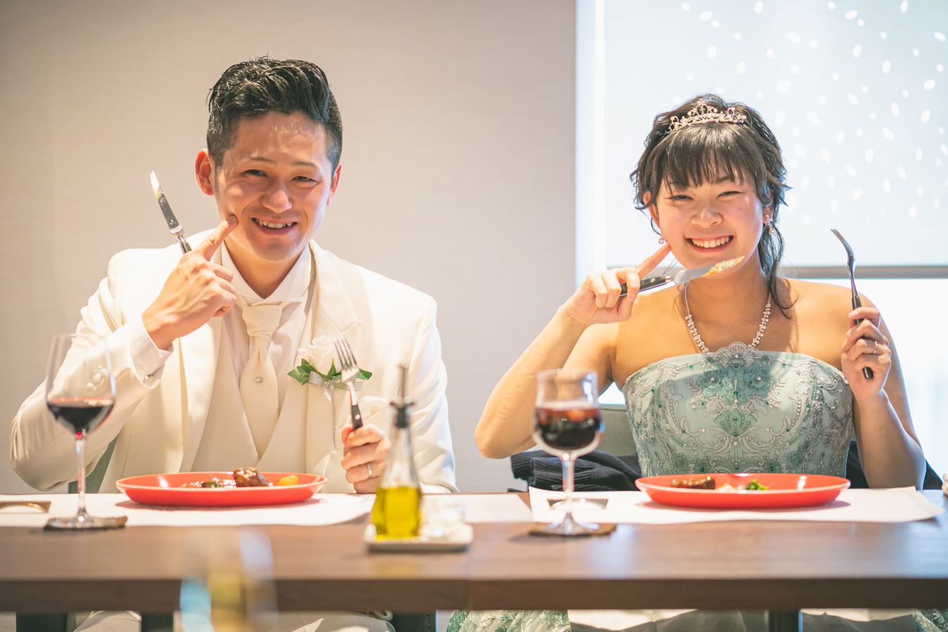 Trattoria Violaでお食事をされたお客様のお写真　お食事を召し上がって素敵な笑顔を見せてくださった新郎新婦様