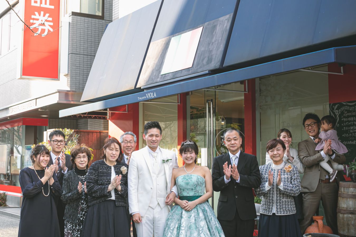 Trattoria Violaでお食事をされたお客様のお写真　お店の外で全員での集合写真