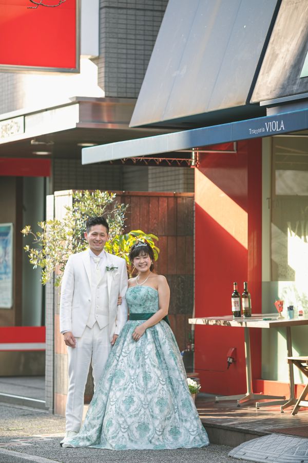 Trattoria Violaでお食事をされたお客様のお写真　お二人の全身のお姿お食事会も結んで安心した表情です