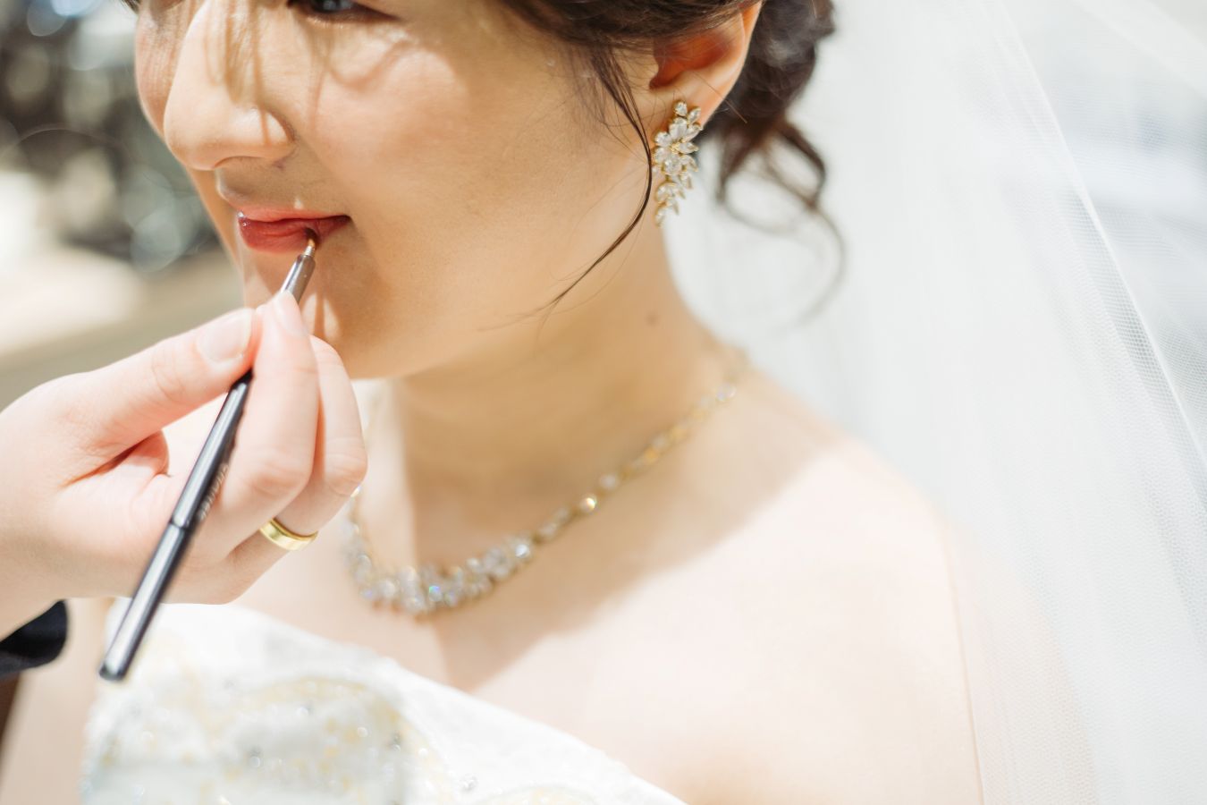 小さな結婚式 松山チャペルで挙げられたお客様の結婚式写真　リップを塗ってお仕度もあと少し