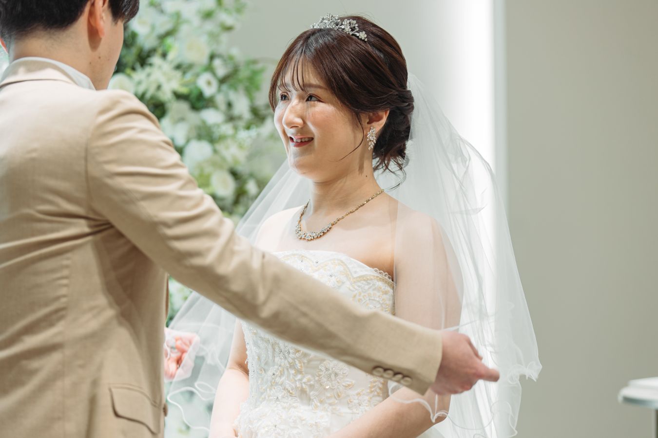 小さな結婚式 松山チャペルで挙げられたお客様の結婚式写真　ベールアップをする新郎新婦様