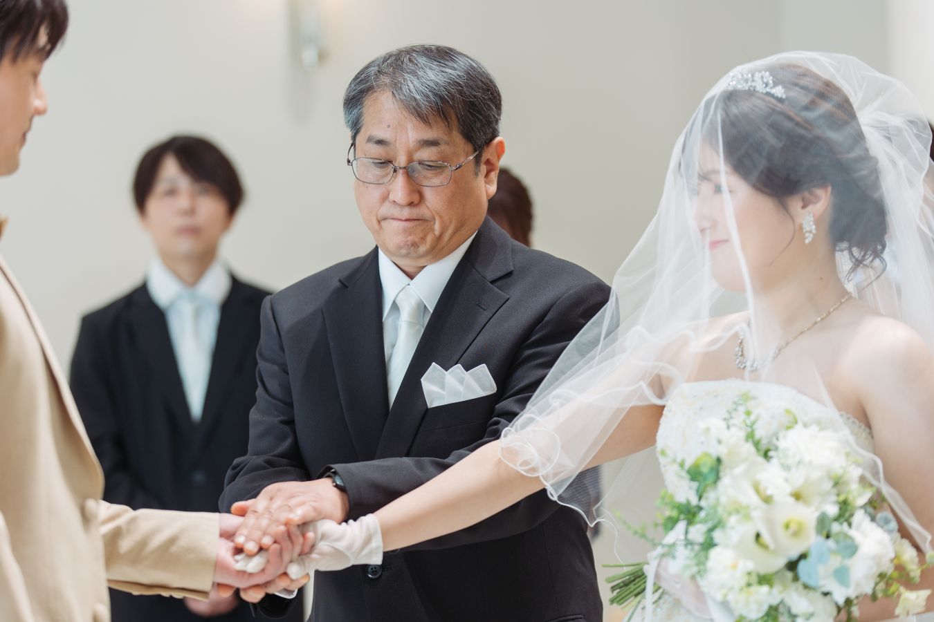 小さな結婚式 松山チャペルで挙げられたお客様の結婚式写真　お父様から新郎様へバトンタッチ
