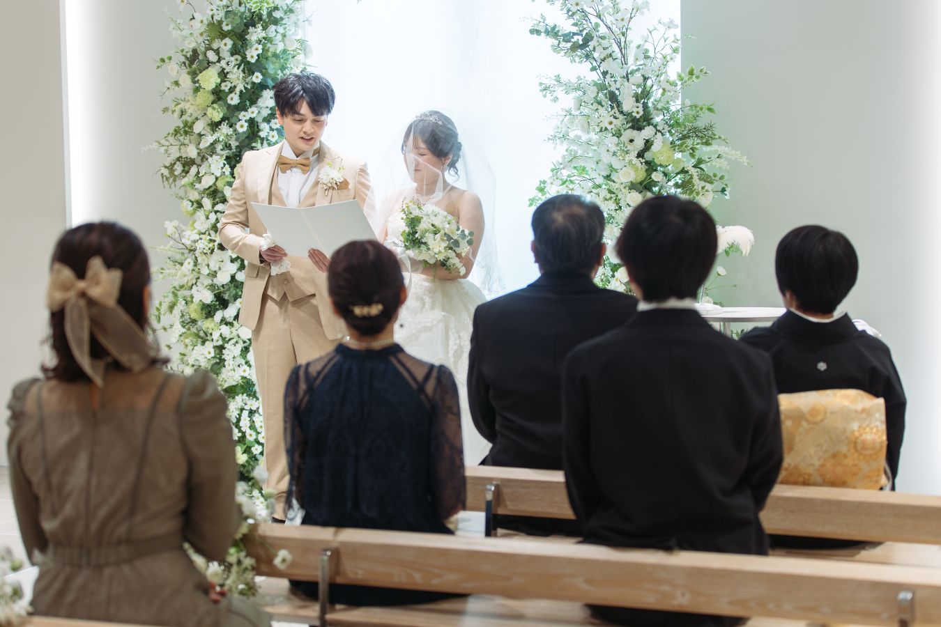 小さな結婚式 松山チャペルで挙げられたお客様の結婚式写真　ご家族様に見守られ誓いの言葉を読む新郎新婦様