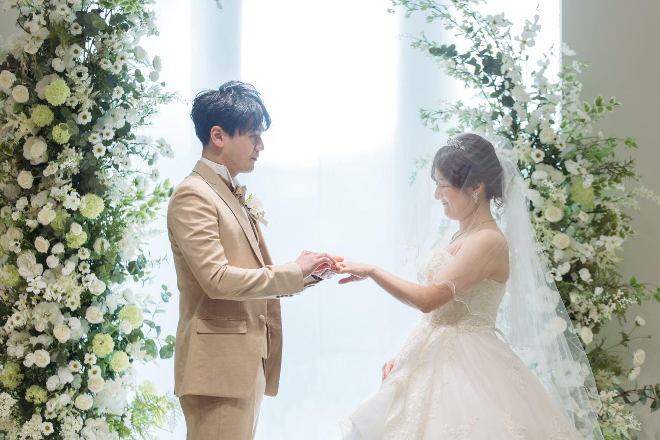 小さな結婚式 松山チャペルで挙げられたお客様の結婚式写真　指輪の交換をする新郎新婦様