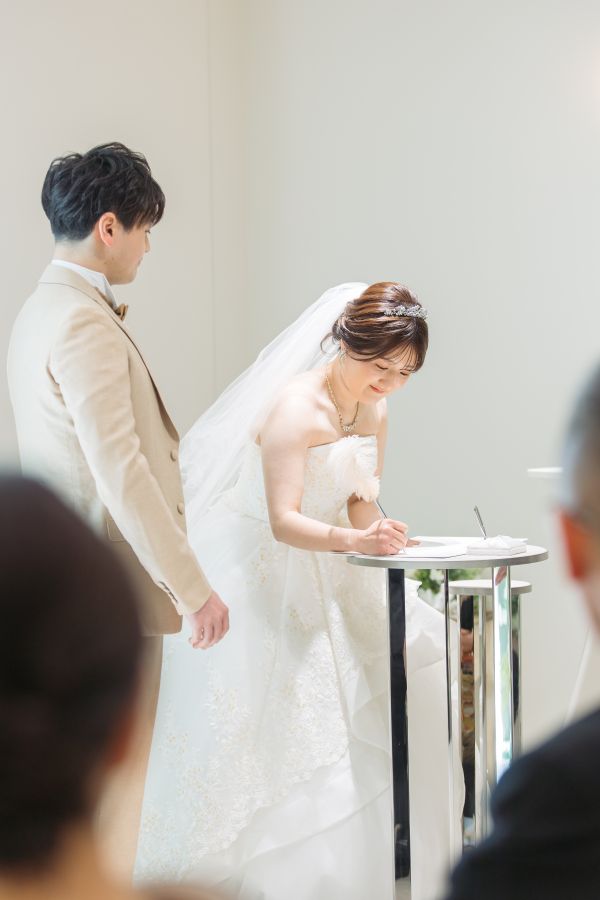 小さな結婚式 松山チャペルで挙げられたお客様の結婚式写真　結婚証明書にする新郎新婦様