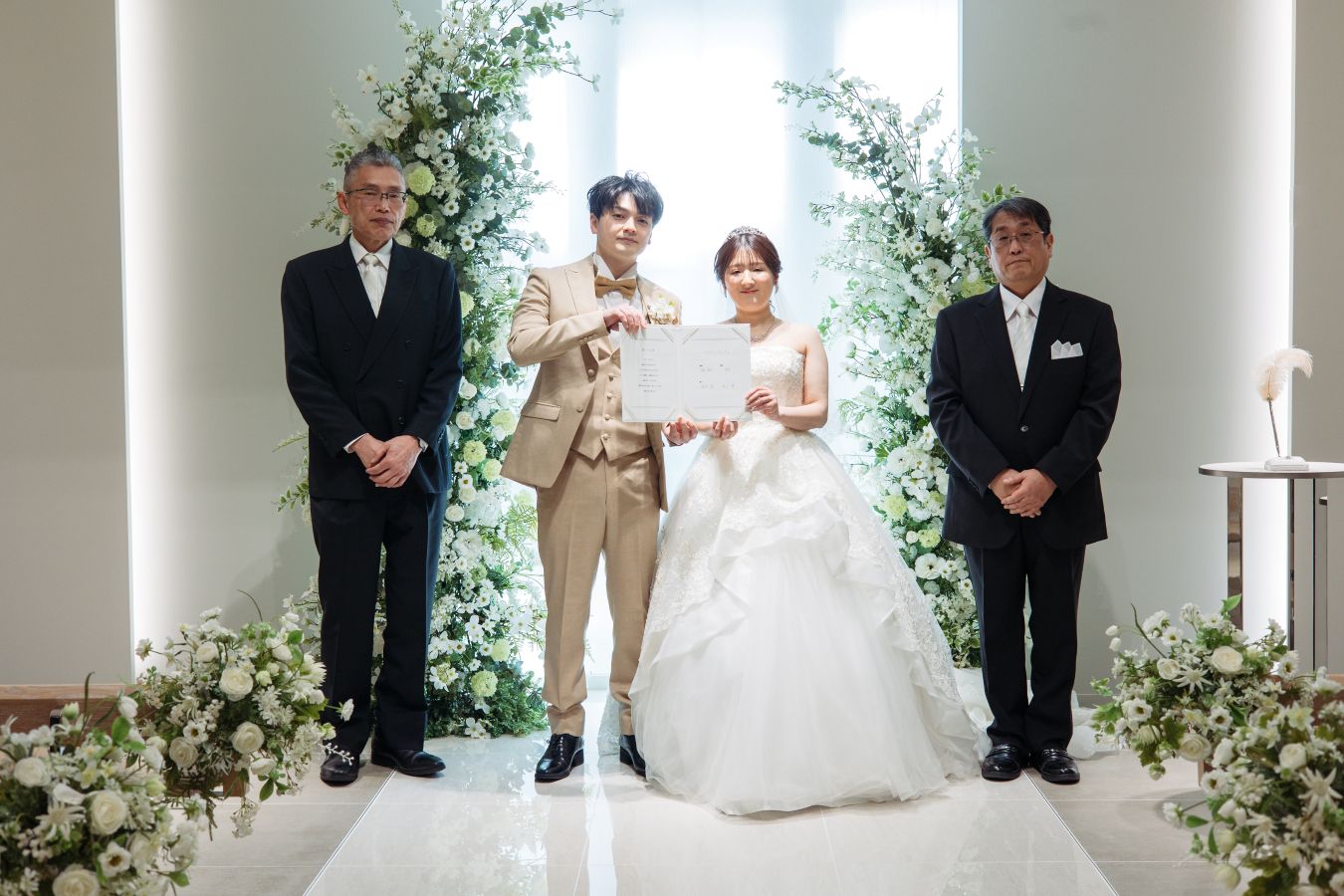 小さな結婚式 松山チャペルで挙げられたお客様の結婚式写真　お父様に承認のサインもいただき皆様に披露をする新郎新婦様