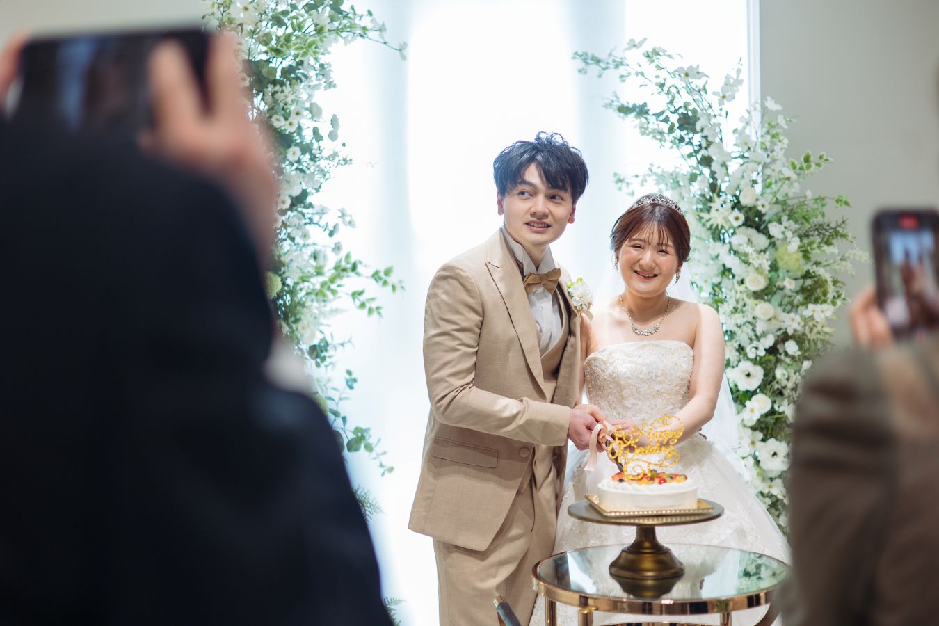 小さな結婚式 松山チャペルで挙げられたお客様の結婚式写真　ケーキ入刀をする新郎新婦様