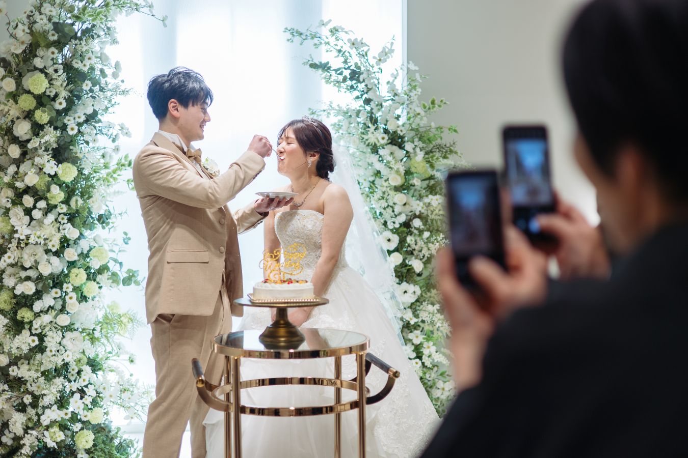 小さな結婚式 松山チャペルで挙げられたお客様の結婚式写真　ファーストバイトをする新郎新婦様