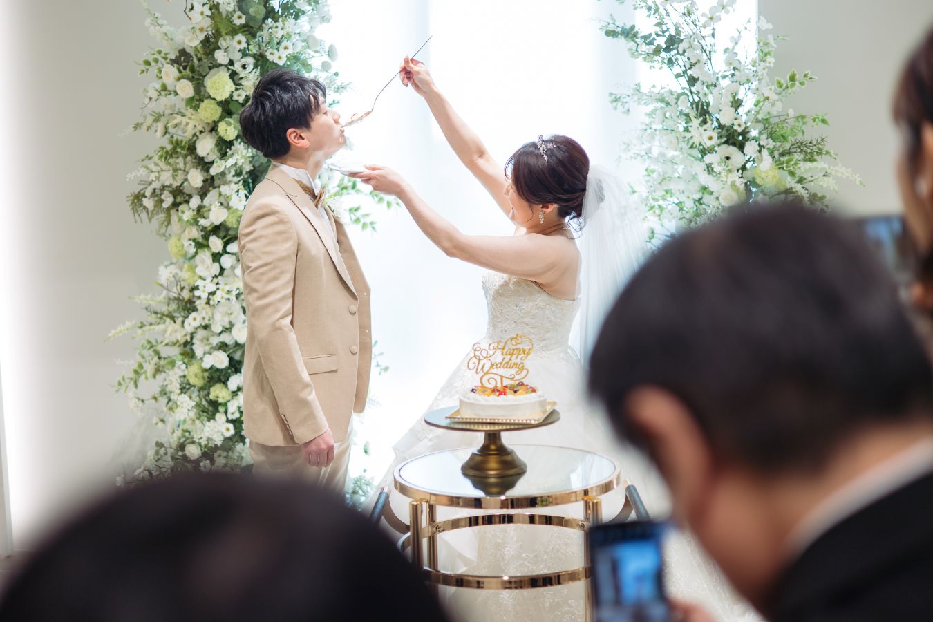 小さな結婚式 松山チャペルで挙げられたお客様の結婚式写真　ビックスプーンでファーストバイトをする新郎新婦様