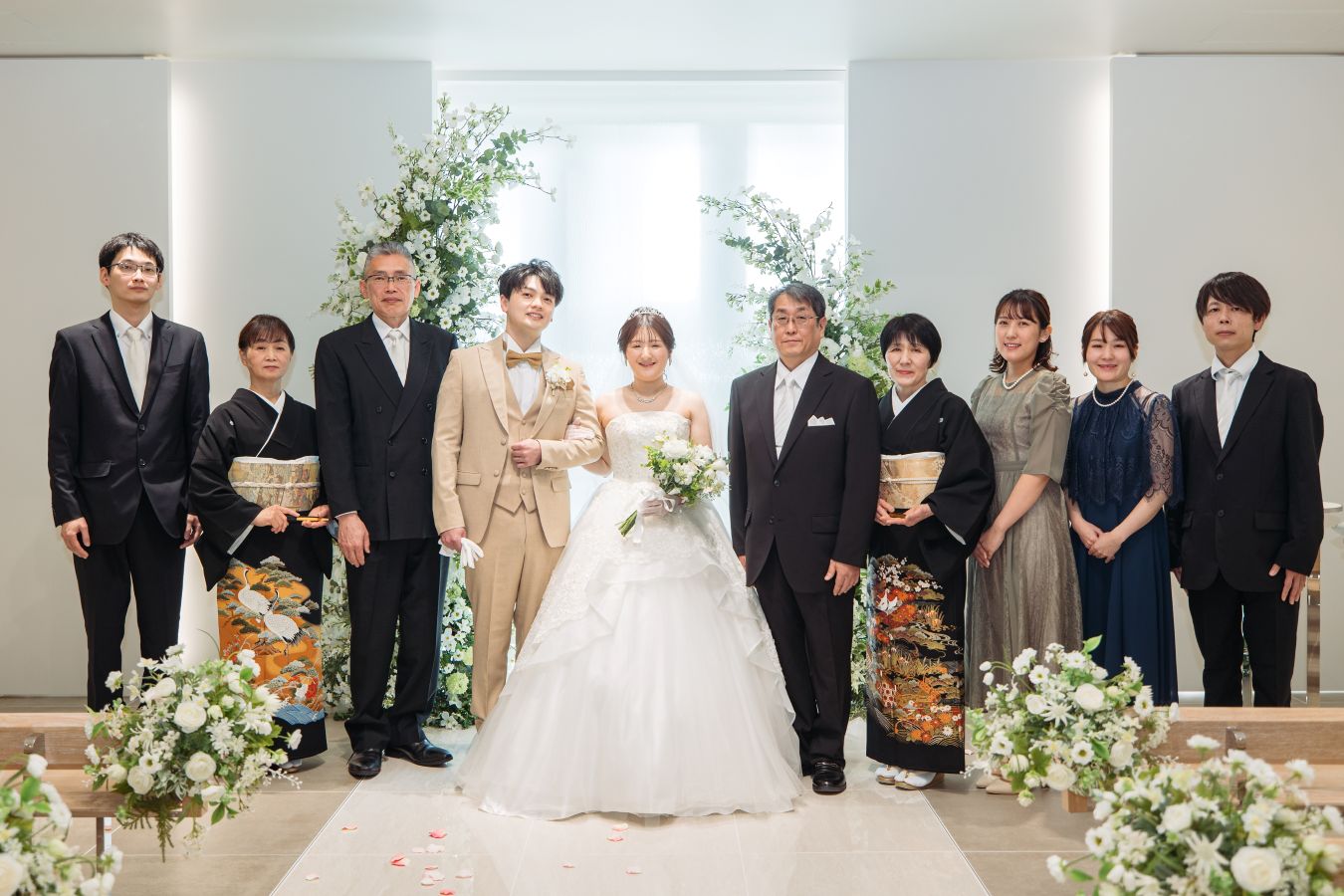 小さな結婚式 松山チャペルで挙げられたお客様の結婚式写真　ご家族様と集合写真を撮る新郎新婦様
