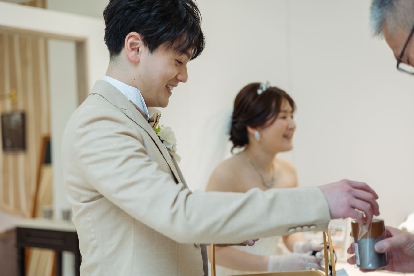 小さな結婚式 松山チャペルで挙げられたお客様の結婚式写真　プチギフトを渡しながらご家族様をお見送りする新郎新婦様