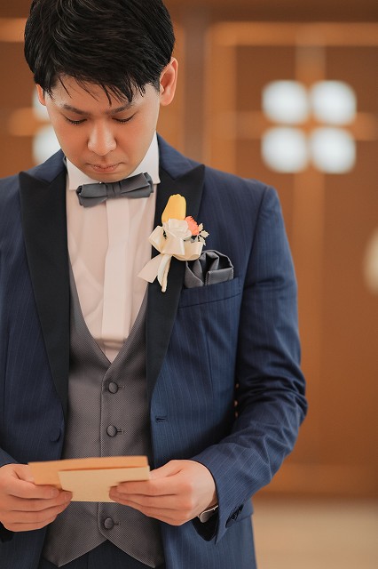 ANAクラウンプラザホテル松山　新婦様からのお手紙を読む新郎様