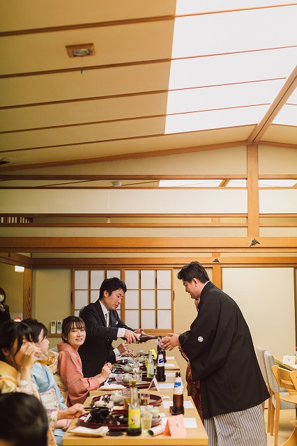 道後うめ乃や　新婦様ゲストから激励のお酌