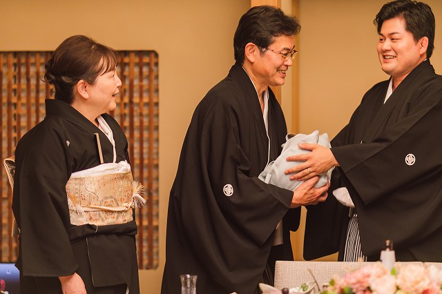道後うめ乃や　生まれた時の重さのお米（体重米）を受け取ったお父様