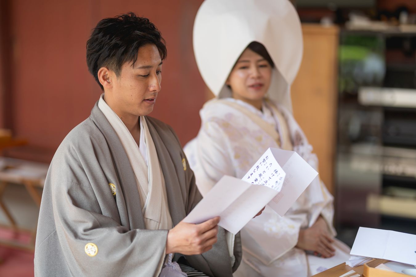 伊佐爾波神社でご結婚式後栴檀でお食事をされたお客様の写真　リハーサルで誓いの言葉を読む新郎様