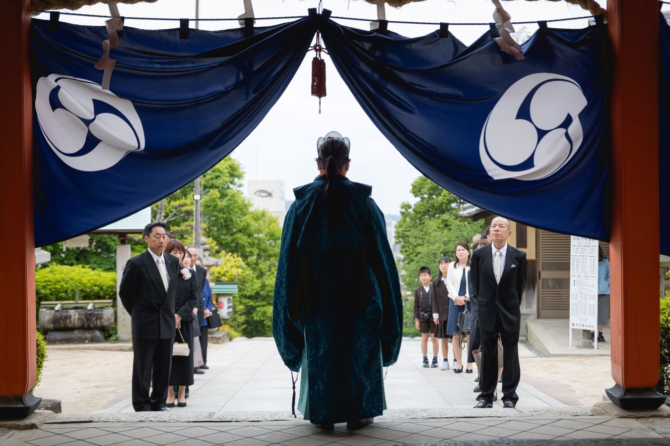 伊佐爾波神社でご結婚式後栴檀でお食事をされたお客様の写真　神前式入場の為に整列するご家族の皆様