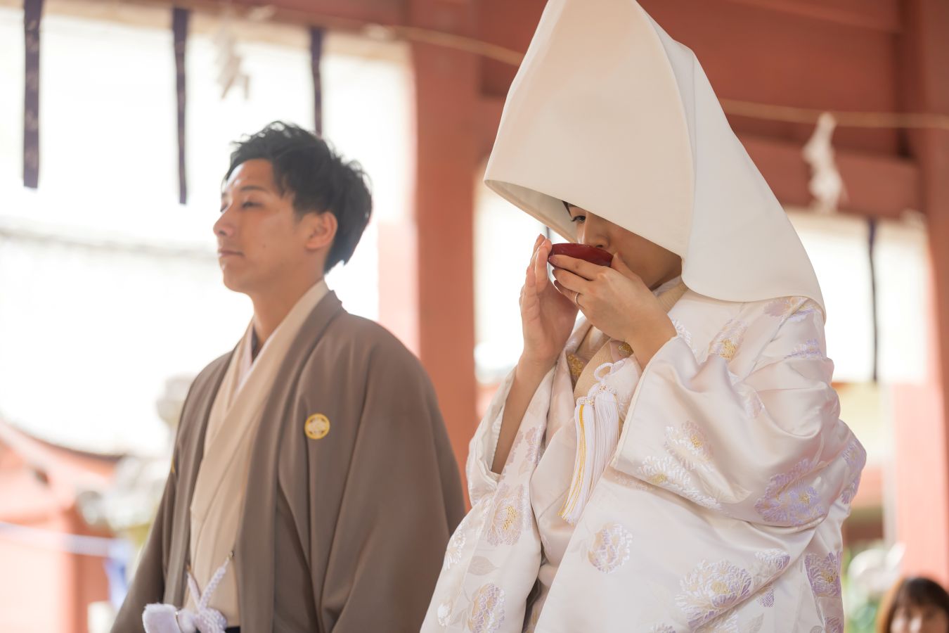 伊佐爾波神社でご結婚式後栴檀でお食事をされたお客様の写真　三々九度をする新郎新婦様
