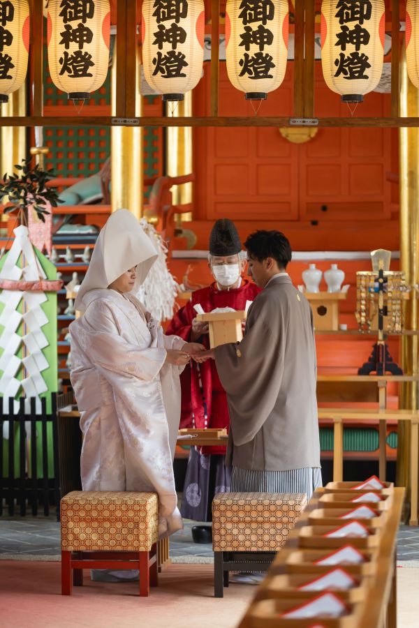 伊佐爾波神社でご結婚式後栴檀でお食事をされたお客様の写真　指輪の交換をする新郎新婦様