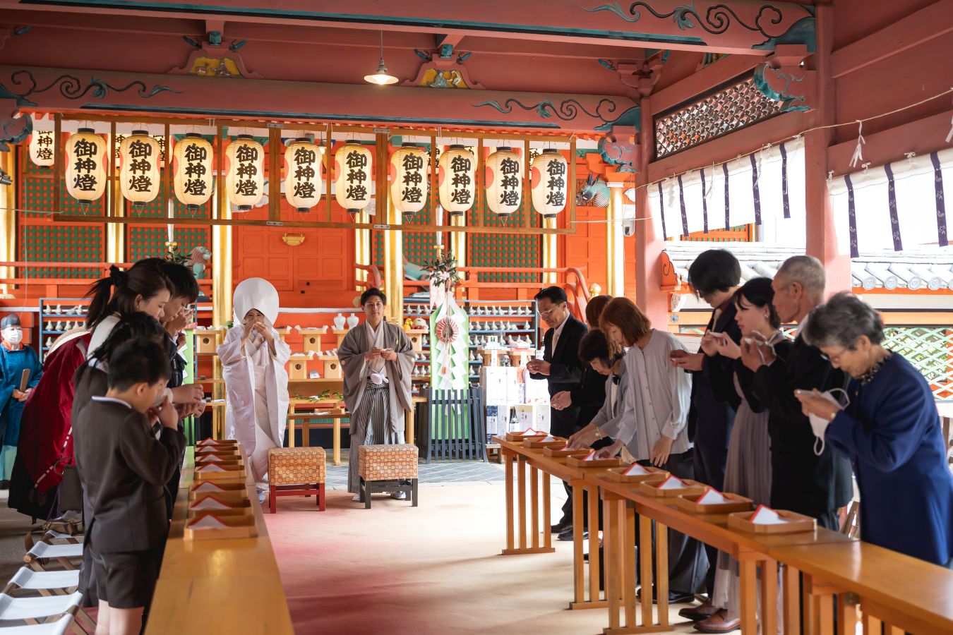 伊佐爾波神社でご結婚式後栴檀でお食事をされたお客様の写真　親族固めの盃を交わす新郎新婦様とご家族の皆様