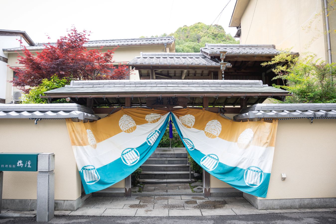 伊佐爾波神社でご結婚式後栴檀でお食事をされたお客様の写真　食事は石手にある料亭栴檀