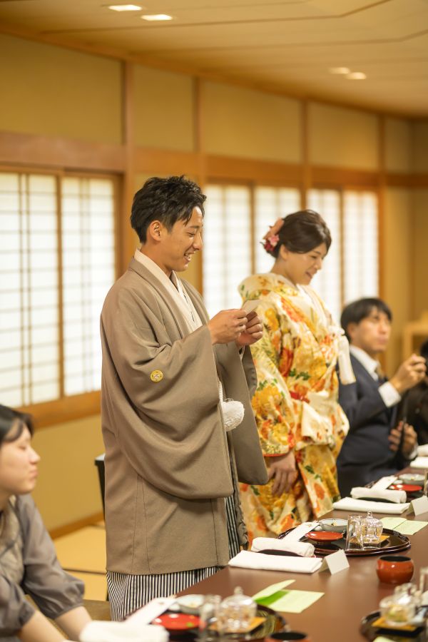 伊佐爾波神社でご結婚式後栴檀でお食事をされたお客様の写真　色打掛に掛け替えをしてウェルカムスピーチをする新郎新婦様