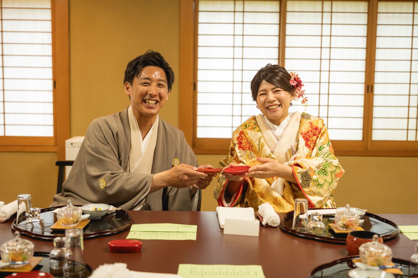 伊佐爾波神社でご結婚式後栴檀でお食事をされたお客様の写真　二人で乾杯する笑顔の新郎新婦様